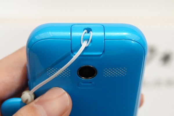 ソフトバンクの子供向けケータイ「キッズフォン 701ZT」を写真で紹介