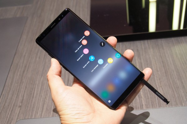 サムスン電子の6.3インチ大画面やデュアルカメラを搭載したSペン入力