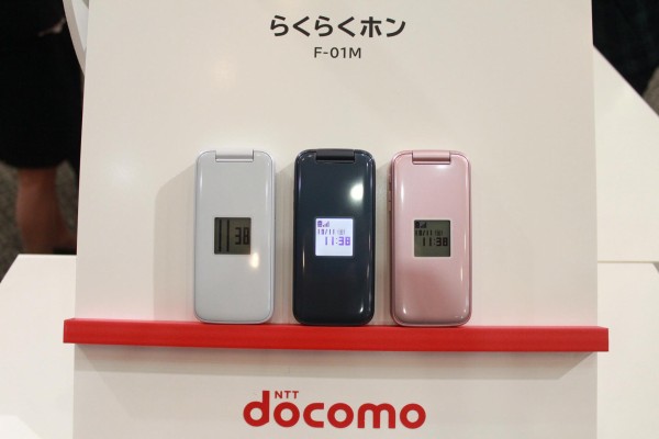 NTTドコモ、シニアなど向け折りたたみ型ケータイ「らくらくホン