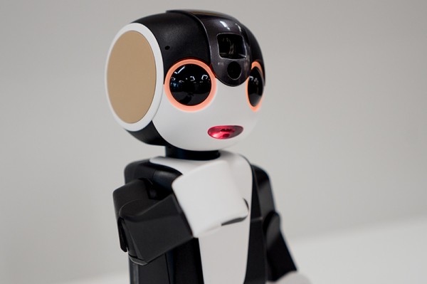 シャープの小型で持ち歩けるロボット型携帯電話「RoBoHoN