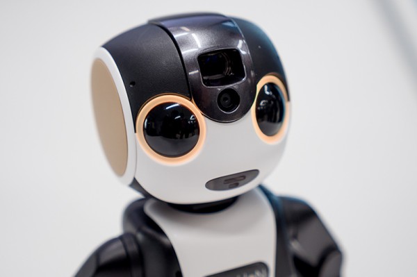 シャープの小型で持ち歩けるロボット型携帯電話「RoBoHoN（ロボホン