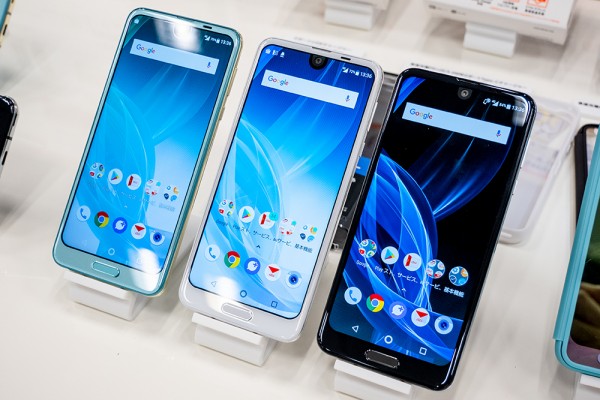 シャープのau向け最新フラッグシップスマホ「AQUOS R2 SHV42」を