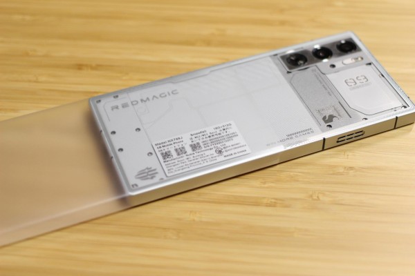 REDMAGIC 9 Pro 付属品完備！ Snapdragon 8 Gen 3搭載の新ゲーミングスマホ「REDMAGIC 9 Pro
