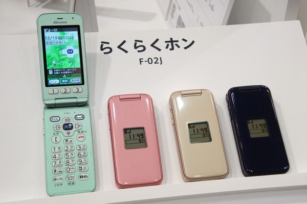 NTTドコモ、シニアなど向けVoLTE対応折りたたみ型ケータイ「らくらく