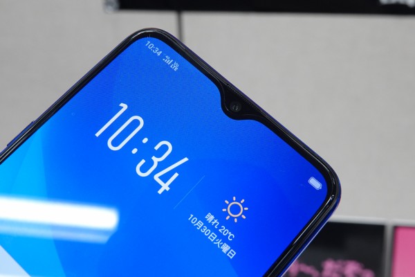 UQ mobile向けSIMフリースマホ「OPPO R17 Neo」を写真と動画で