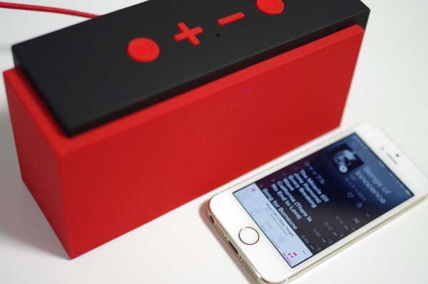 赤と黒の質感の高いデザインが魅力！FMラジオやバッテリーを搭載した