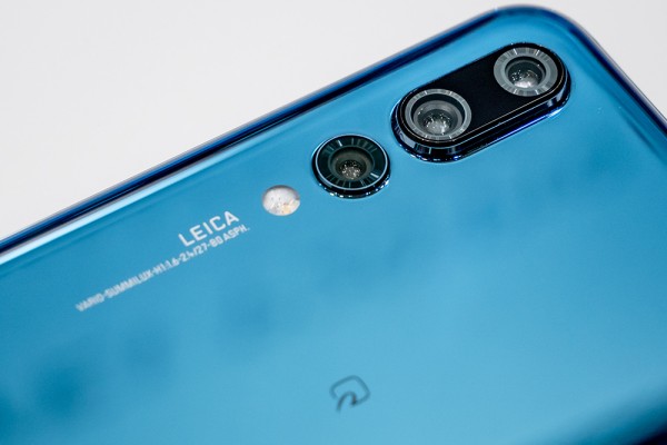 AIとLEICAトリプルカメラで最新フラッグシップスマホ「HUAWEI