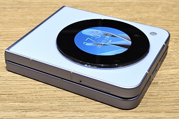ワイモバイル向けフォルダブルスマホ「Libero Flip」が大幅