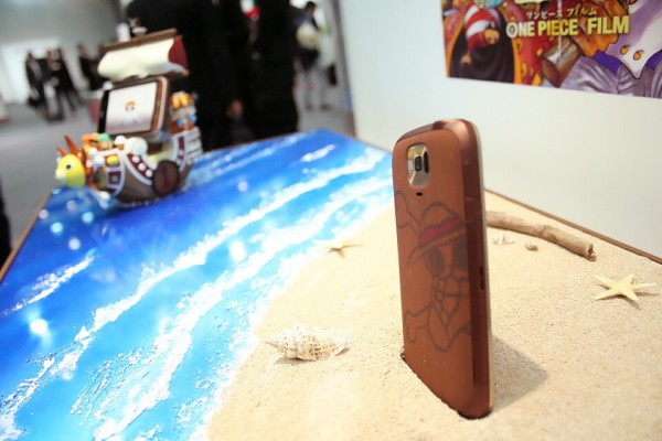 連載15周年記念の限定50,000台コラボモデル！ドコモ向けワンピース