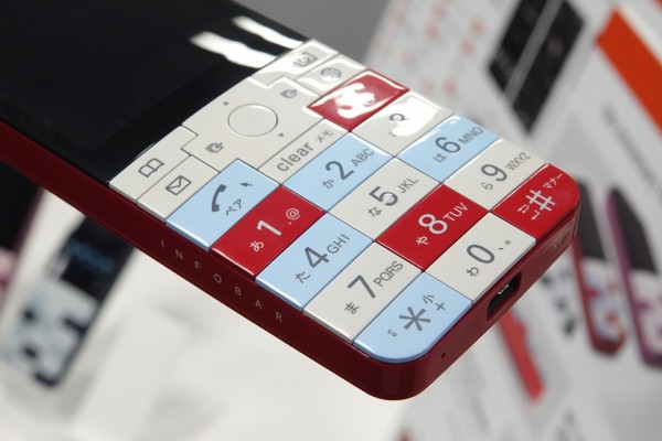 KDDI、au向けタフネススマホ「TORQUE G03」とストレートケータイ 