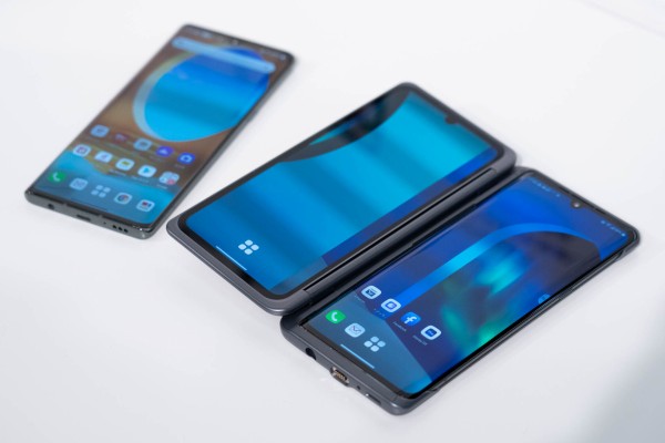 NTTドコモ、2画面対応の5Gスマホ「LG VELVET L-52A」にAndroid 12への