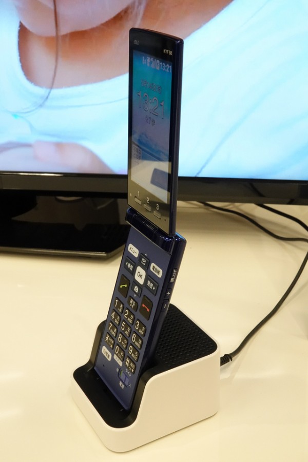 au向け京セラ製フィーチャーフォン「かんたんケータイ KYF38」を写真で