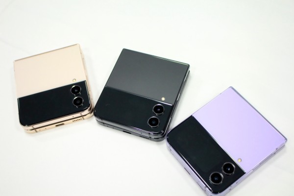 最新縦折りスマホ「Galaxy Z Flip4」を写真と動画で紹介！高性能化や