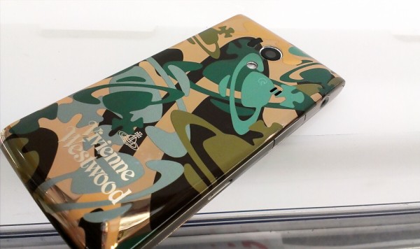 スマートフォン本体 SH-01E Vivienne Westwood 手になじむボディの高機能スマホ、Vivienne Westwoodモデルも