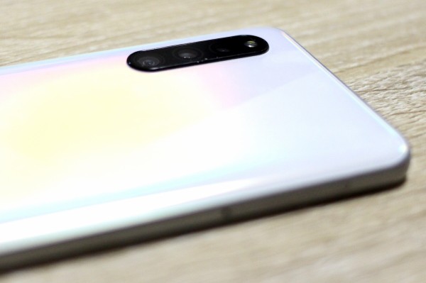 GalaxyA41　ホワイト スマートフォン トリプルカメラ auから「Galaxy A41」、高解像度・超広角のトリプルカメラ搭載