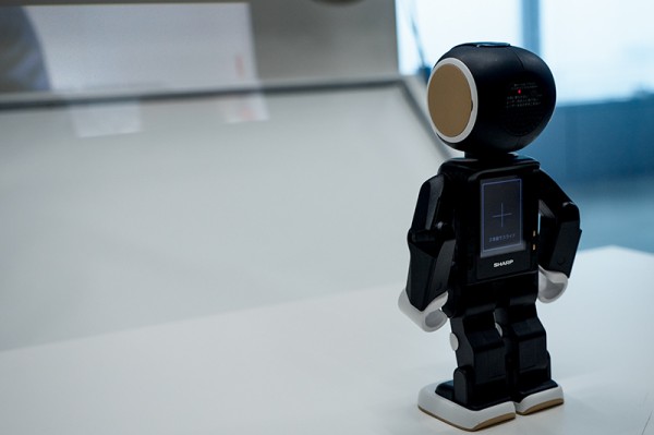 ロボット型デバイス ロボホン ロボホン」分解 20万円ロボット型携帯の中身 - 日本経済新聞