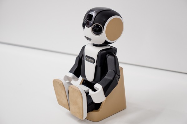 シャープの小型で持ち歩けるロボット型携帯電話「RoBoHoN