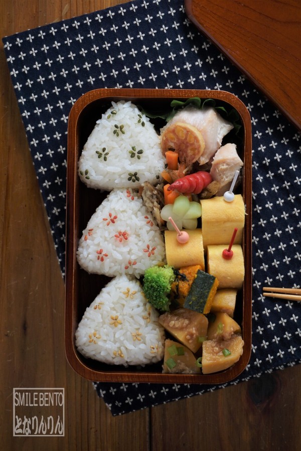 五色ごまの花柄おにぎり弁当 Smile Bento Powered By ライブドアブログ