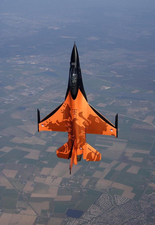 外国人 オランダ上空を飛ぶ特別ペイントが施されたf 16がカッコいい 海外の反応 ふろぺじ 海外の反応