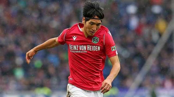 ボランチ 原口元気が面白い 強気と献身性に潜むポテンシャル いろんなプレーを見たり 勉強しながらやっています サッカータイム