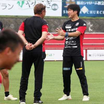 名波浩氏がコンサドーレ札幌の練習場に ミシャさん ペトロビッチ監督 の帝王学を学びたい サッカータイム