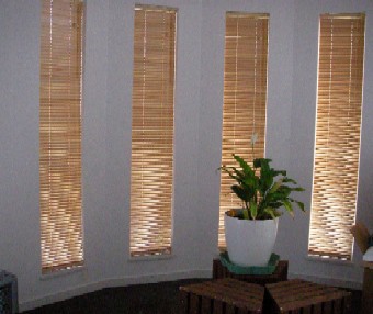 りビングの小窓はウッドブラインド 横浜大倉山のオーダーカーテン ソフトウエーブ です