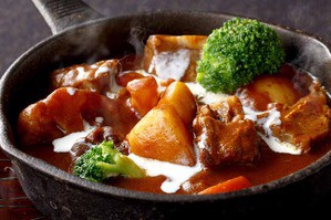 ビーフシチューに合うワインを選んで料理下手をごまかしちゃえ 笑 ワイングラスの満たし方 ワイン 料理 音楽