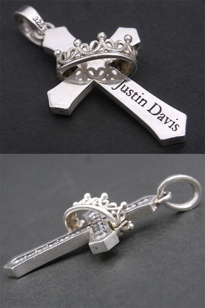 松本潤.AKIRA着新品JUSTIN DAVISクロスクラウンペンダント｜ファッション