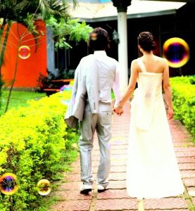 ウェディング衣装を持って 世界一周する夫婦とは 女忍者の世界一周