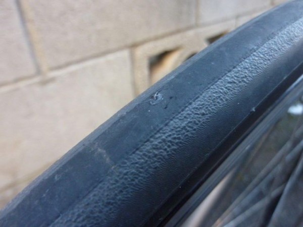 大雪の翌日にまさかのパンク 亀裂の入ったタイヤは復活なるか 自転車と介護な生活