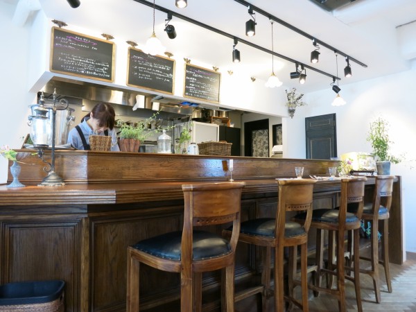 古都 鎌倉にまた新しいビストロが出来ました 木を基調に癒しがあります ビストロ ポアジェ 日本の歩き方ならおやじ旅