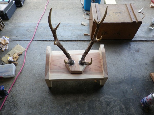 [HA58] 鹿角 武具 刀剣台 つの飾り 鹿の角 土台付き 約54cm インテリア オブジェ 角 置物 美術 掛け軸置物 コレクション珍品 : 和骨董 天然物 鹿の角 刀掛け台 2本掛け 置物