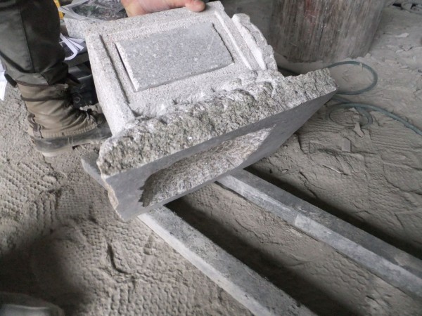 石灯篭　草葺き屋根家屋形　置き灯籠 灯篭 石灯篭 光る ソーラー 石 灯篭 とうろう 和風 灯籠 中大型