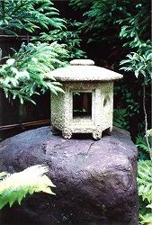 世界にひとつだけ 石灯篭 石の魅力について思うこと : 岡崎市 老舗石屋