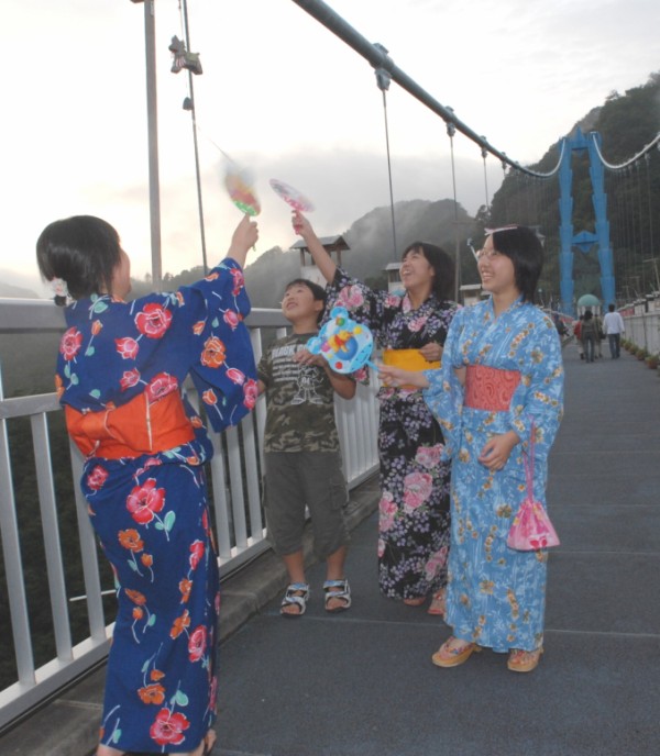 8月13日 15日 竜神峡灯ろうまつり開催 茨城県常陸太田市 竜神大吊橋へ行こう 日本一長いユニバーサルデザインの展望台 竜伝説と常陸 秋そばの郷