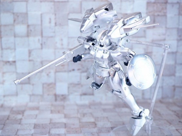 バンダイ 1/144 ウイングガンダム（ゴールド仕様） VS