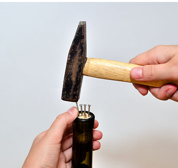 ワインオープナーなしでコルクを開ける方法 する方法