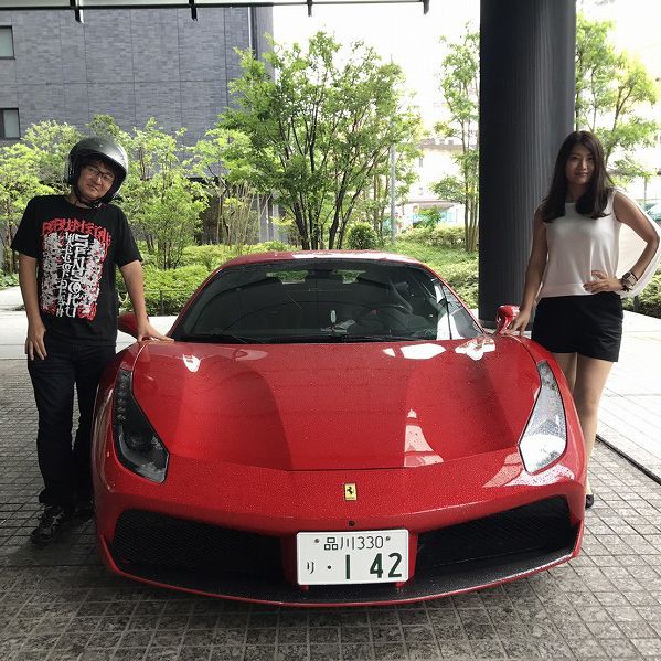 戦国teeで登場 フェラーリ 4 Gtb は有能な執事 つばさのインプレ公開 週刊アスキー Babymetalの使徒