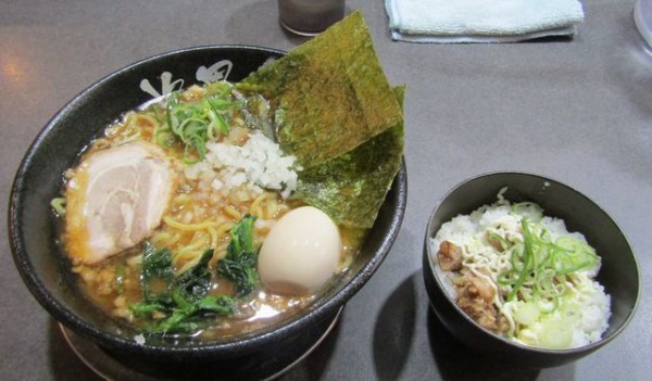 次男坊 Black Red 立川ラーメンスクエアのラーメン スイーツプレックス