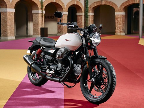 モト・グッツィ V7ストーン テン：レトロな魅力と現代的な走りを