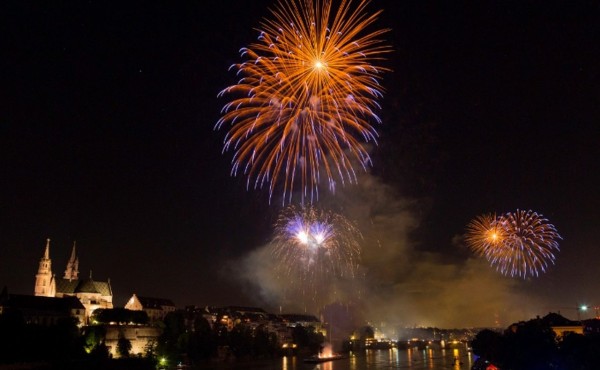 ライン川で祝うスイスの建国記念日 スイス バーゼル 打ち上げ花火 スイス 26の旅の扉