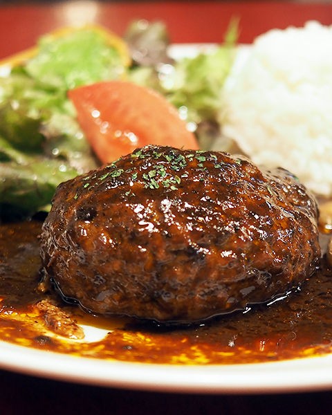 Tokyo Beer Paradise By Primus 平日のお昼限定で提供されるハンバーグプレートは小ぶりでありながらもしっとりとした食感がおいしいものでありました 年間500軒以上を食べ歩く飲食店プロデューサーの食日記