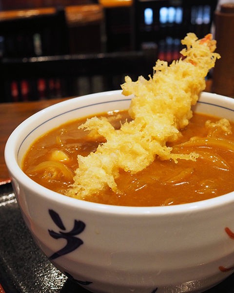 地粉うどん 福福 スパイシーなカレー粉と館林産の上州地粉のムチッとした平打ちうどん 白髪おやじのおひとりさまランチ