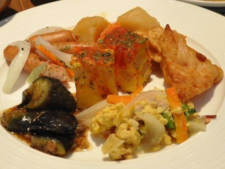 御茶ノ水 あけびの実 料理が美味しいと評判のビュッフェでランチ 白髪おやじのおひとりさまランチ