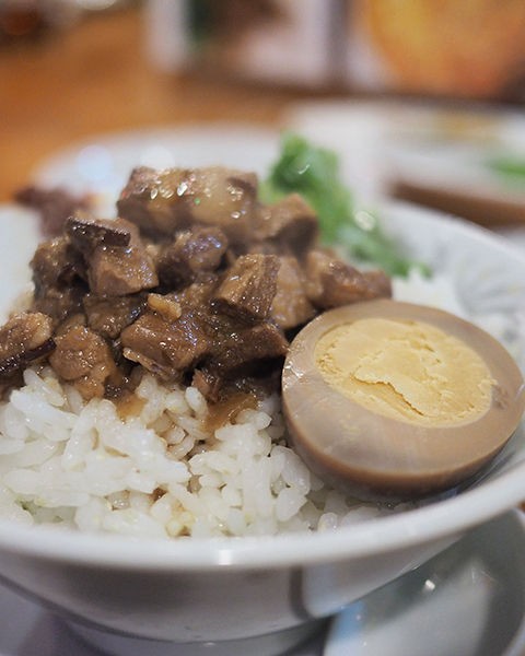 士林夜市 台湾屋台の定番料理 ルーロー飯 を名物とするお店は本場さながらのおいしさでありました 年間500軒以上を食べ歩く飲食店プロデューサーの食日記