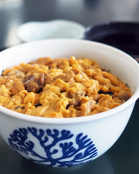 雲仙ロープウェイ雲仙ロープウェイ駅 丸健水産 ウニ漁が解禁されたとのことで 丼一面に敷き詰められるムラサキウニをいただきます 年間500軒以上を食べ歩く飲食店プロデューサーの食日記
