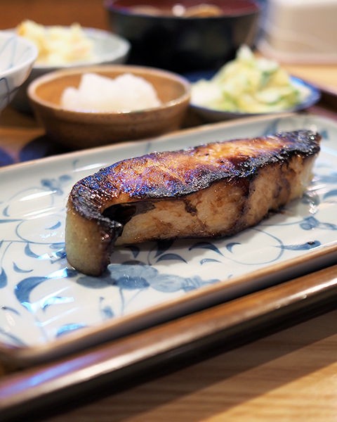 東京メトロ有楽町線月島駅 ますや おいしい魚料理がいただける小さなお店で 銀だら西京焼 年間500軒以上を食べ歩く飲食店プロデューサーの食日記