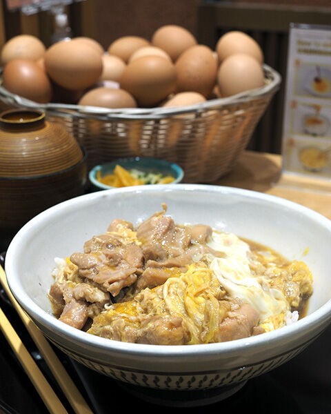 赤坂うまや うちのたまご直売所 しっとりと柔らかい鶏肉とふんわり玉子がおいしい親子丼 白髪おやじのおひとりさまランチ