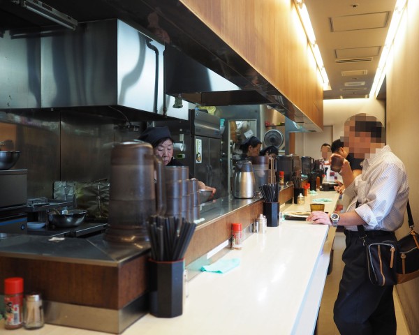 立ち食いそば うどん よつば 熱々な揚げたて天ぷらのサクッとした食感を楽しむことができます 白髪おやじのおひとりさまランチ
