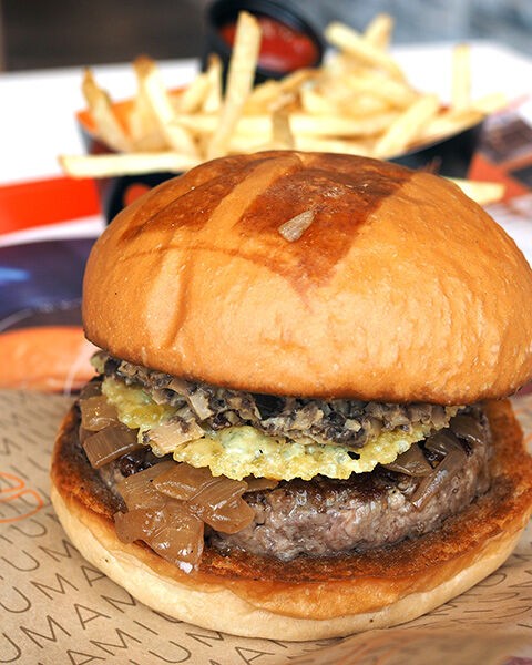 Umami Burger グリルオニオンの甘みと椎茸の旨味 そしてパルメザンフリコのカリッとした歯ざわりがおいしいハンバーガー 年間500軒以上を食べ歩く飲食店プロデューサーの食日記